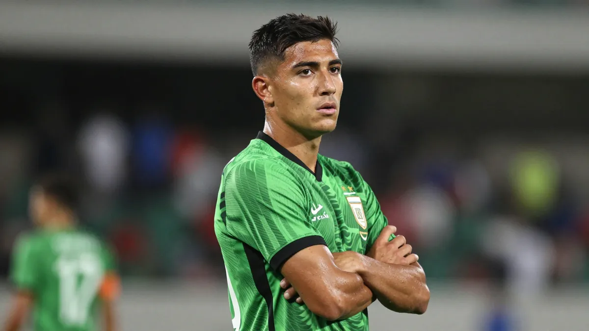 Elche CF le da la camiseta número 10 a Buonanotte con un mensaje de un campeón del Mundo