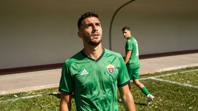 El capitán del Elche CF, Josan Ferrández, fue liberado sin cargos tras pasar una noche detenido después de que su esposa...